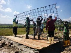 TMMD Kodim 0721/Blora di Bogorejo, Anggota TNI Bersama Warga Mengecor Plat Beton