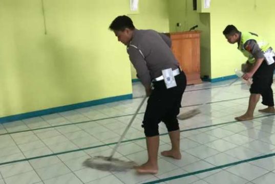 Bakti Religi Satlantas Polres Grobogan, Bersihkan Masjid Sebelum Shalat Jumat