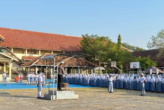 Satlantas Polres Grobogan Berikan Edukasi Tertib Berlalu Lintas Lewat Upacara Bendera