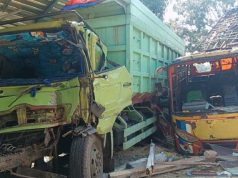 Tabrakan Beruntun Truk Tronton dan Bus, Sasak Rumah dan Sepeda Motor di Grobogan