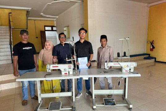 WANXINDA Group Berikan Bantuan Mesin Jahit dan Sembako Pesantren Mansajul Ulum