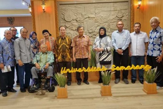 Alumni Senior Teknik Sipil Undip Trenyuh Saat Berada di Museum USM