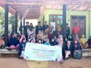 KKN Mahasiswa Universitas Trunojoyo Madura di Bira Tengah, Sampang Mengubah Limbah Batang Jagung Menjadi Pupuk Organik