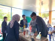 Menarik! Mahasiswa KKN-24 UTM Sulap Air Cucian Beras Menjadi Pupuk Organik Cair