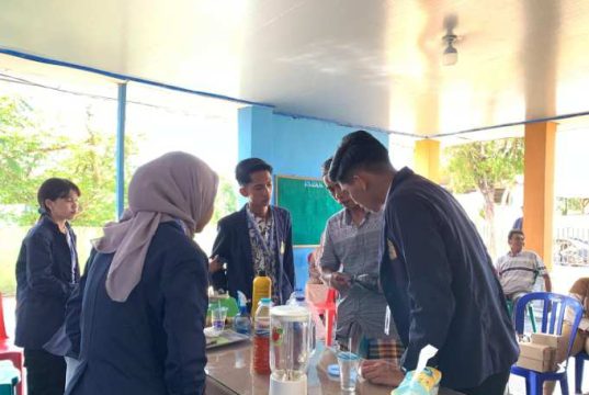 Menarik! Mahasiswa KKN-24 UTM Sulap Air Cucian Beras Menjadi Pupuk Organik Cair