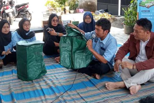 KKN Ke-38 Unpand di Kota Semarang, Mahasiswa Latih Warga Buat Compost Bag