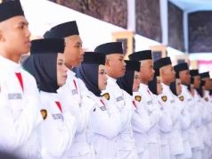 Orang Tua Ikut Menyaksikan Pengukuhan Paskibraka
