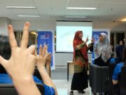 Kebersamaan Karyawan UOB Semarang Belajar Bahasa Isyarat, Bekal Pelayanan untuk Ragam Kalangan