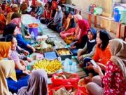 Para Pedagang Pasar Menggelar Kenduri Tujuhbelasan