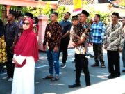 Warga Banaran Menggelar Upacara Tujuhbelasan di Perempatan Jalan