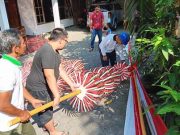 Pasang Umbul-umbul Tujuhbelasan dan Kibarkan Bendera