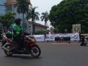 Keranda ‘Matinya Demokrasi’ Warnai Aksi Mahasiswa dan Lintas Aliansi di Semarang
