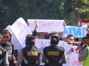 Menganggap Tidak Jurdil, Massa Melakukan Aksi Demo
