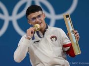 Sebelum Raih Emas Olimpiade, Rizky Juniansyah Cuci Kaki Ibu dan Meminumnya