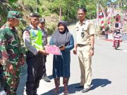 Sambut Hari Merdeka, Koramil Membagi-bagikan Bendera