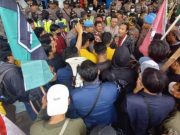 Aksi Aliansi Tiga Daerah Desak Ketua DPRD Kota Tegal Tandatangani Surat Pernyataan