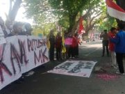Aliansi Mahasiswa Grobogan Demo di DPRD, Nyalakan Dupa Lalu Sampaikan Tuntutan