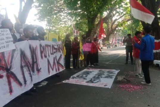 Aliansi Mahasiswa Grobogan Demo di DPRD, Nyalakan Dupa Lalu Sampaikan Tuntutan