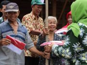 Sukseskan Gerakan Nasional, Setda Blora Bagikan 300 Bendera Merah Putih