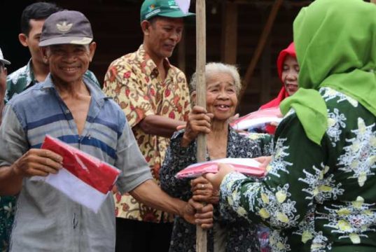 Sukseskan Gerakan Nasional, Setda Blora Bagikan 300 Bendera Merah Putih