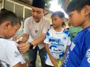 Bahagianya Anak-Anak Bertemu Bos PSIS Saat Hendak Jumatan di Masjid Gergaji