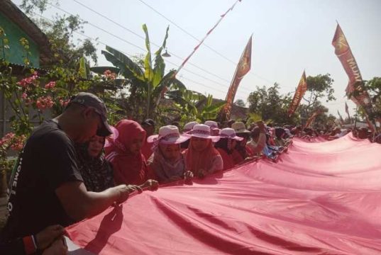 Peringati 79 Tahun Kemerdekaan RI, Warga Karangtengah Blora Jahit Kain Merah Putih Sepanjang 79 Meter di Jalan Desa