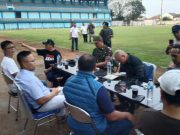 Pj Bupati dan Forkopimda Kudus Isap Cerutu Bareng Sembari Nonton Perbaikan Stadion Wergu Wetan
