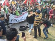 Demo Mahasiswa Kudus, Bakar Ban Hingga Penurunan Bendera Merah Putih Setengah Tiang