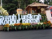 Semarang Merdeka Flower Festival 2024 Berlangsung Meriah, Diikuti Sepeda Hingga Mobil Berhias Bunga Mobil hias RS KRT Wongsonegoro yang ikut karnaval festival bunga. Foto: R. Widiyartono