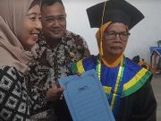 Sekolah Lansia di Brebes Wisuda Puluhan Sarjana, Nenek 79 Tahun Raih Cumlaude