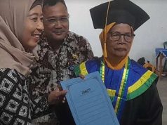 Sekolah Lansia di Brebes Wisuda Puluhan Sarjana, Nenek 79 Tahun Raih Cumlaude
