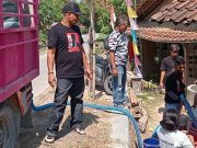 Relawan Bocahe Bapak Beri Bantuan Air Bersih untuk Warga Gedangan Wirosari