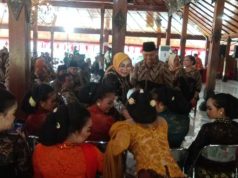 Bupati Grobogan Sri Sumarni Nembang ‘Aja Nangis’ dalam Seleksi Lomba Sinden Muda