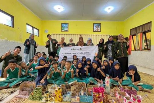Tanamkan Kesadaran Lingkungan Sejak Dini, KKN Unisnu Edukasi Siswa SD melalui Kreativitas di SD N 1 Menawan Kudus