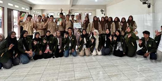 KKN Unisnu Desa Sekuro Gelar Sosialisasi Pernikahan Dini Stunting di SMK Az Zahra