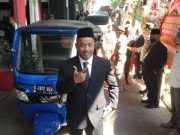 Kritik Ongkos Politik Mahal, Sandung Hidayat Hadiri Pelantikan Anggota DPRD Kudus Naik Bajaj