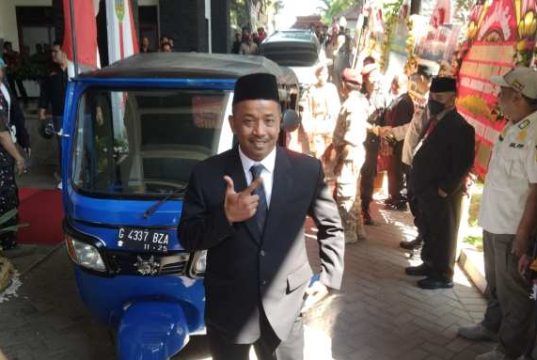 Kritik Ongkos Politik Mahal, Sandung Hidayat Hadiri Pelantikan Anggota DPRD Kudus Naik Bajaj