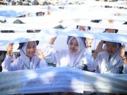 IAIN Kudus Pecahkan Rekor MURI untuk Pembentangan Tulisan Shalawat Asnawiyah Terpanjang