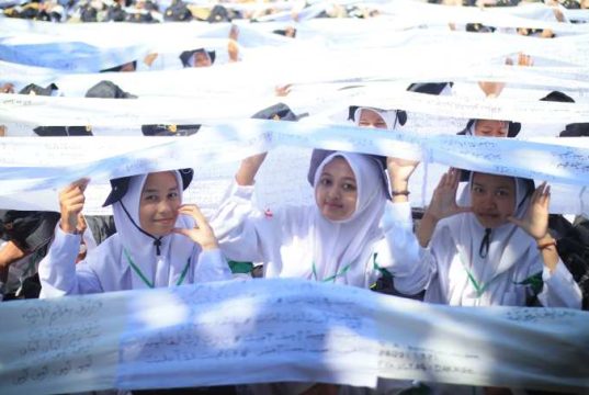 IAIN Kudus Pecahkan Rekor MURI untuk Pembentangan Tulisan Shalawat Asnawiyah Terpanjang