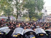 Demo Mahasiswa di Balai Kota Semarang Diwarnai Ricuh