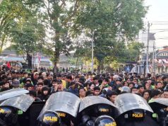 Demo Mahasiswa di Balai Kota Semarang Diwarnai Ricuh