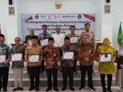 Itjen Kemenag RI Serahkan Piagam Pencanangan ZI pada Delapan Satker di Jateng