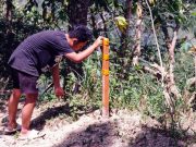Kurangi Angka Kecelakaan, Tim KKN Untidar di Giripurno Pasang Reflektor Jalan reflktor jalan