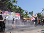 ‘Ricuh’ Pendukung Calon Bupati, Polres Grobogan Semprotkan Water Canon ke Massa
