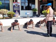 Tidak Disiplin, Anggota Dihukum Push Up
