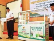 Baznas Pacitan Memberikan Bantuan Rombong dan Modal Usaha