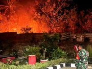 Warga Panik, Api Pembakaran Sampah Meluas ke Dekat Pompa Bensin