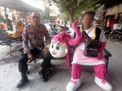 Badut Pink di Bangjo Wirosari Dibawa ke Polsek, Suka Tepuk Pengendara Motor untuk Minta Duit