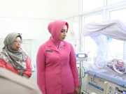 Ketua Bhayangkari Grobogan Menengok Bayi yang Dibuang di Area Hutan Tambakselo,