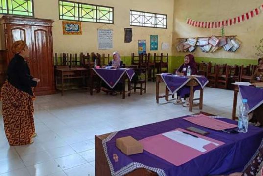 Puluhan Pelajar SD di Batang Beradu ‘Dhagel Ijen’